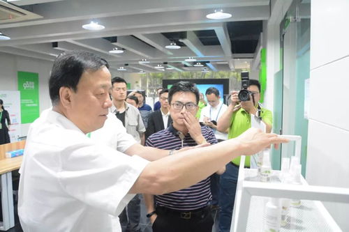 科技創(chuàng)新引領(lǐng)未來 武維華賴明黃潤秋一行考察創(chuàng)客家眾創(chuàng)空間與九三創(chuàng)享科技服務(wù)公司